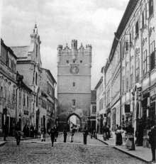 Jihlava v roce 1899, dnešní ulice Matky Boží. V pozadí je vidět brána Matky Boží, vlevo je patrné průčelí kostela Nanebevzetí Panny Marie. Scan pohlednice z roku 1899.