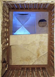 Jihlava, Husova ulice č. 10. Průhled do klenutého nástavce prolomeného okny. Při přestavbě kolem roku 1655 byl nástavec rozšířen o sklopený valený pas s kruhovým osvětlovacím otvorem, autor: P. Borský, 2007. 